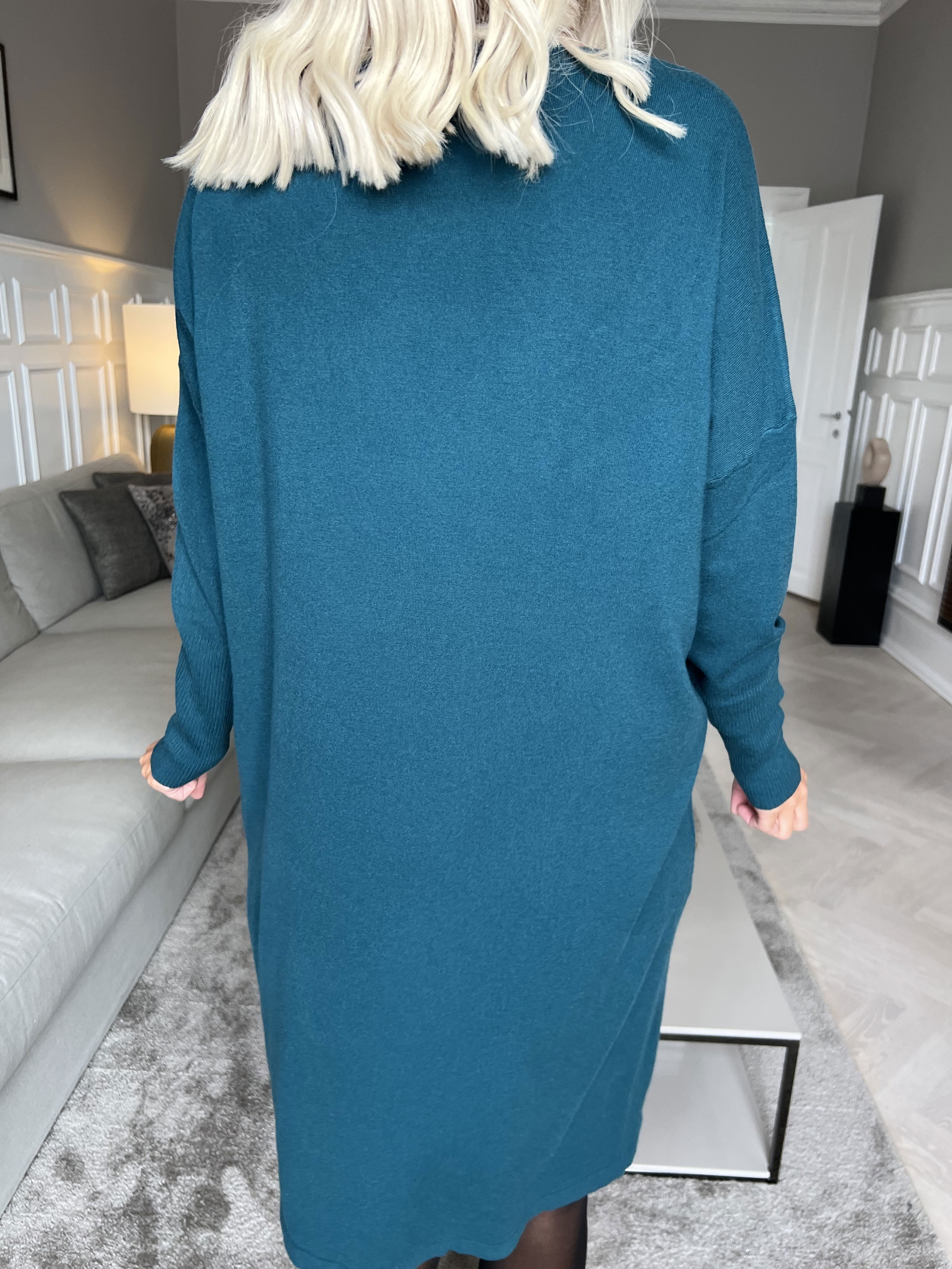 Luna - Mjuk stickad plus size klänning med strass